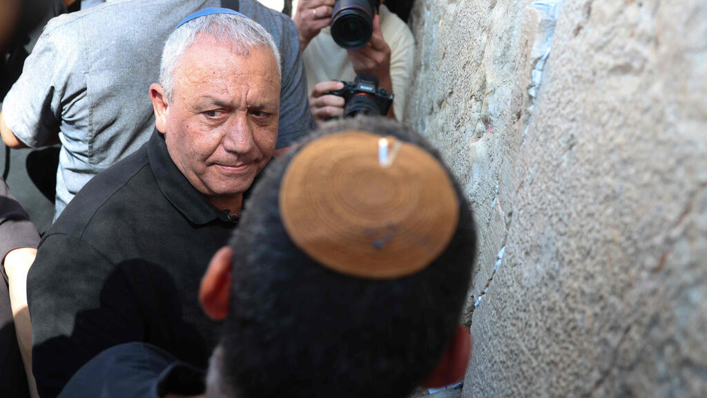 Gadi Eisenkot at the Western Wall in Jerusalem. His campaign is also seeking support among religious Zionist voters (Photo: Menahem KAHANA / AFP) גדי איזנקוט בכותל