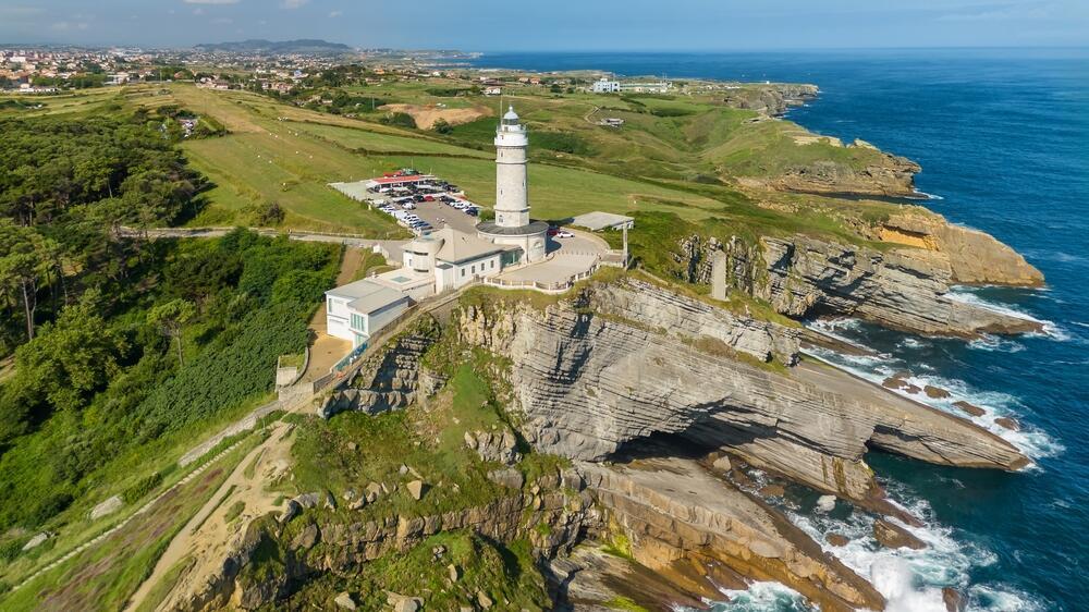 Cabo Mayor Lighthouse on Santander's rocky coastline in northern Spain (Photo: shutterstock / Mazur Travel) מגדלור קאבו מאיור על החוף הסלעי של סנטנדר, צפון ספרד