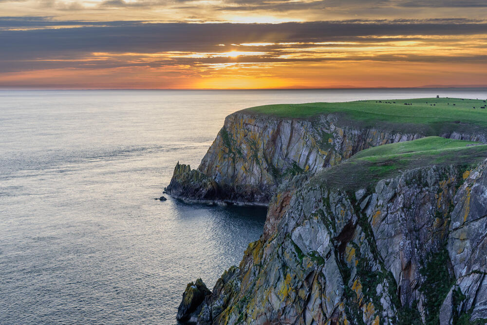 The cliffs of Mull of Galloway in southwestern Scotland at sunset (Photo: shutterstock / Conlyn McEvoy) מצוקי מול אוף גאלוויי בדרום-מערב סקוטלנד בשעת שקיעה