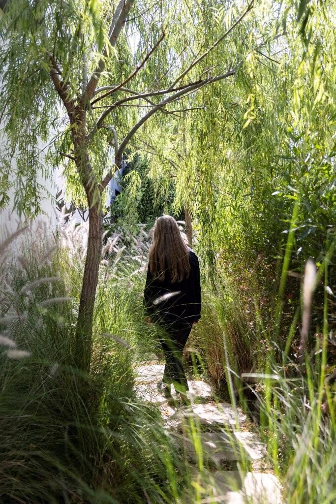 When the landscape enters the home, a quiet and enduring connection emerges 