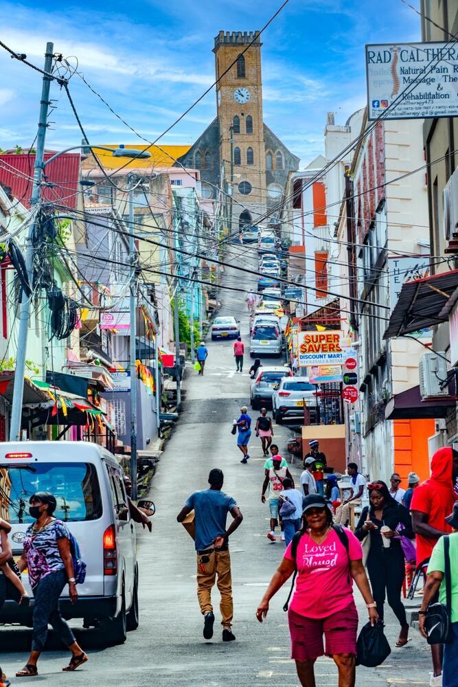 A street in the old town of St. George's, the capital of Grenada (Photo: shutterstock / travelview) רחוב בעיר העתיקה של סנט ג'ורג'ס, בירת גרנדה