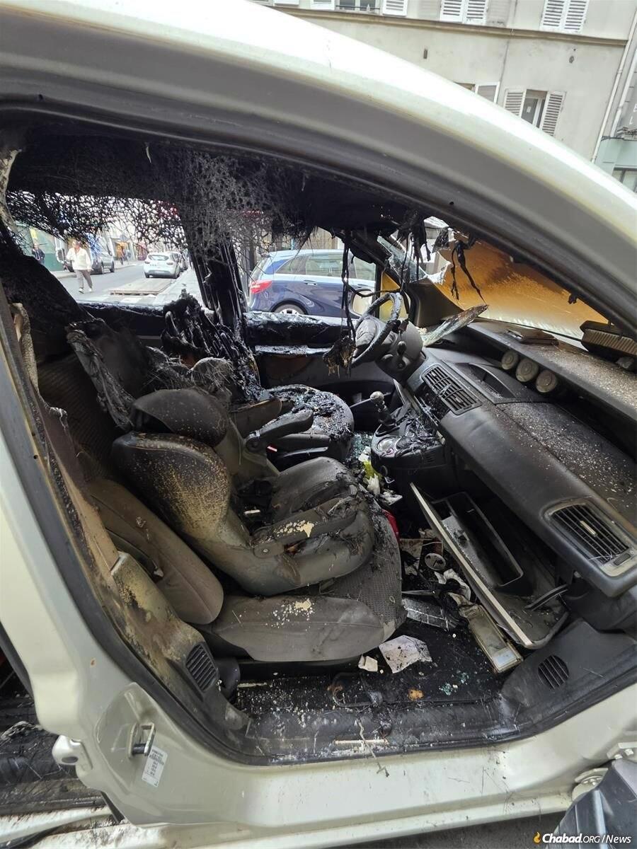 Damage inside Rabbi Cohen's car after it was set on fire (Photo: chabad.org) הנזק בתוך המכונית של הרב כהן