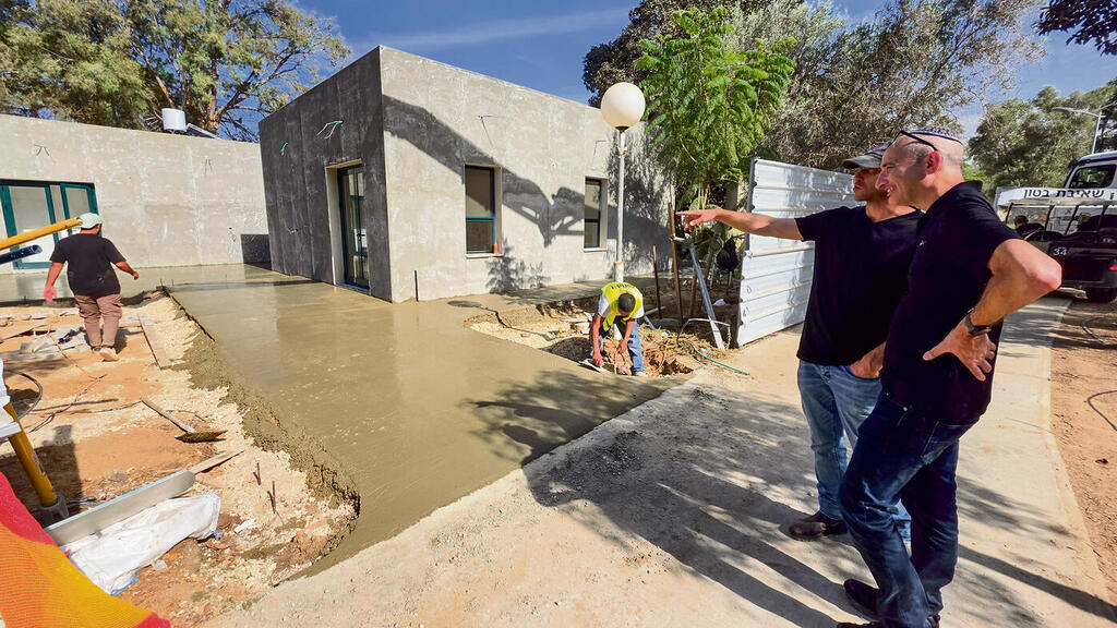 Aviad Friedman visits the reconstructed young people's neighborhood in Kibbutz Nirim (Photo: Effie Sharir) בביקור בשכונת הצעירים החדשה בקיבוץ נירים בעוטף. "תתחיל מזה שאין לממשלת ישראל שום מנכ"ל משרד שגר בצפון או בדרום"