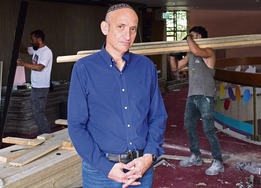 Aviad Friedman on the renovation of the Kiryat Shmona Culture Hall 'm not a magician, but I can be tested on (Photo: Effie Sharir) אביעד פרידמן בשיפוץ היכל התרבות בקריית־שמונה. "אני לא קוסם, אבל אפשר יהיה לבחון אותי על הצלחות בצפון בעוד שנה"