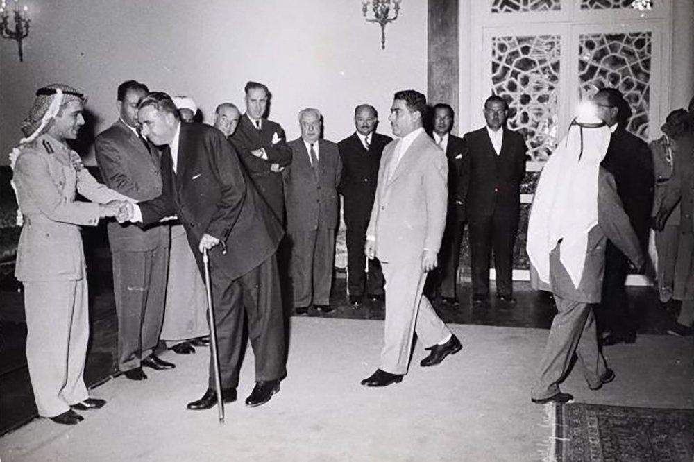 Lana Nusseibeh's grandfather, Anwar Nusseibeh (leaning on a walking stick), meeting with King Hussein of Jordan (Photo: The Palestinian Museum Digital Archive) צילום ארכיוני של אנוואר נוסייבה, הנשען על מקל ההליכה שלו, במפגש עם המלך חוסיין.