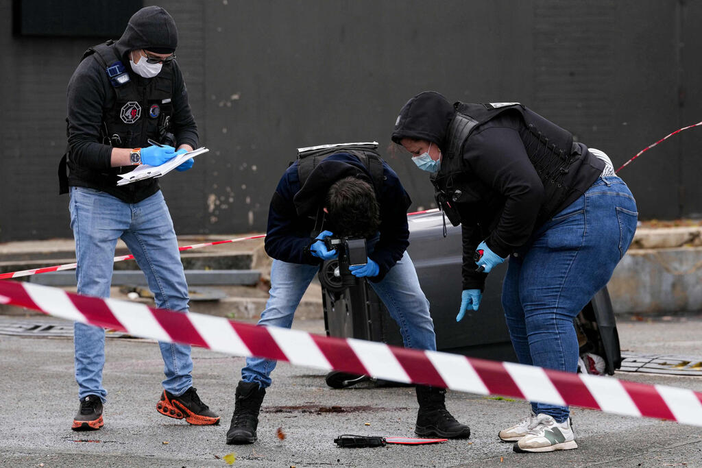 The scene near Paris (Photo: Dimitar DILKOFF / AFP) שני בני אדם נפצעו בתקרית ירי ביום שישי ברחוב ליד פריז