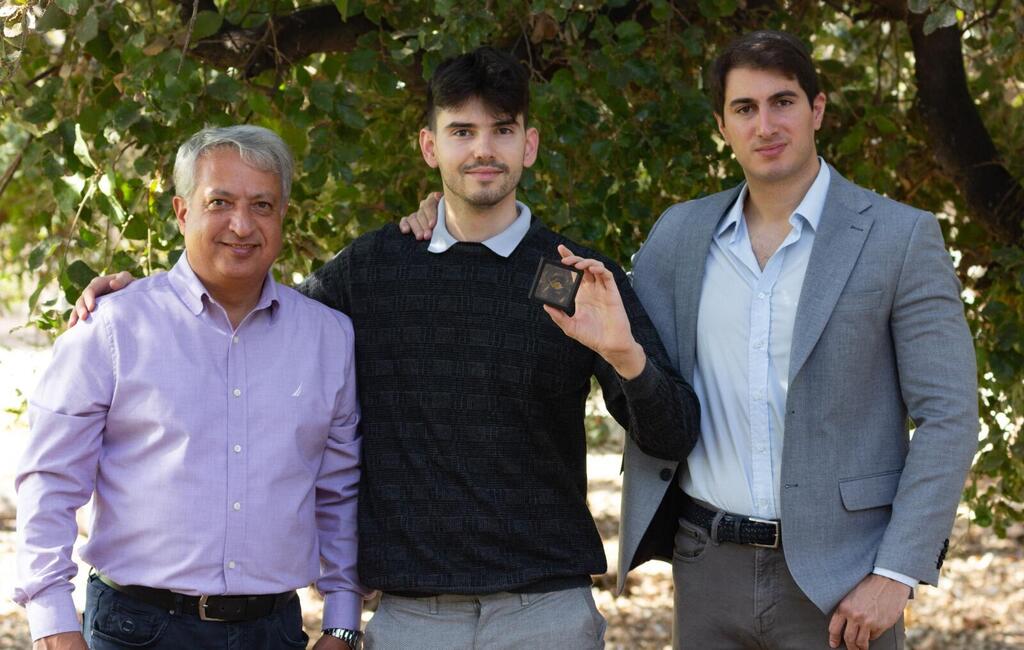 From right to left: Dr. Leonidas-Romanos Davarnoglu, Dolev Fabrikant and Dr. Ahmed Nasser (Photo: Tel Aviv University) מימין לשמאל: ד״ר ליאונידס־רומנוס דברנוגלו,דולב פבריקנט וד"ר אחמד נאצר