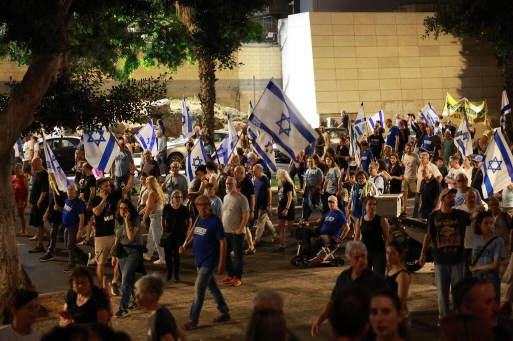 Three days before Israeli election, tens of thousands rally in Tel Aviv for October 7 state inquiry (Photo: Dana Kopel) עצרת בתל אביב