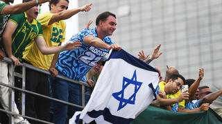 ברזיל בחירות נשיאות עצרת סיום של תומכי פלאביו בולסונרו ריו דה ז'ניירו מניף דגל ישראל