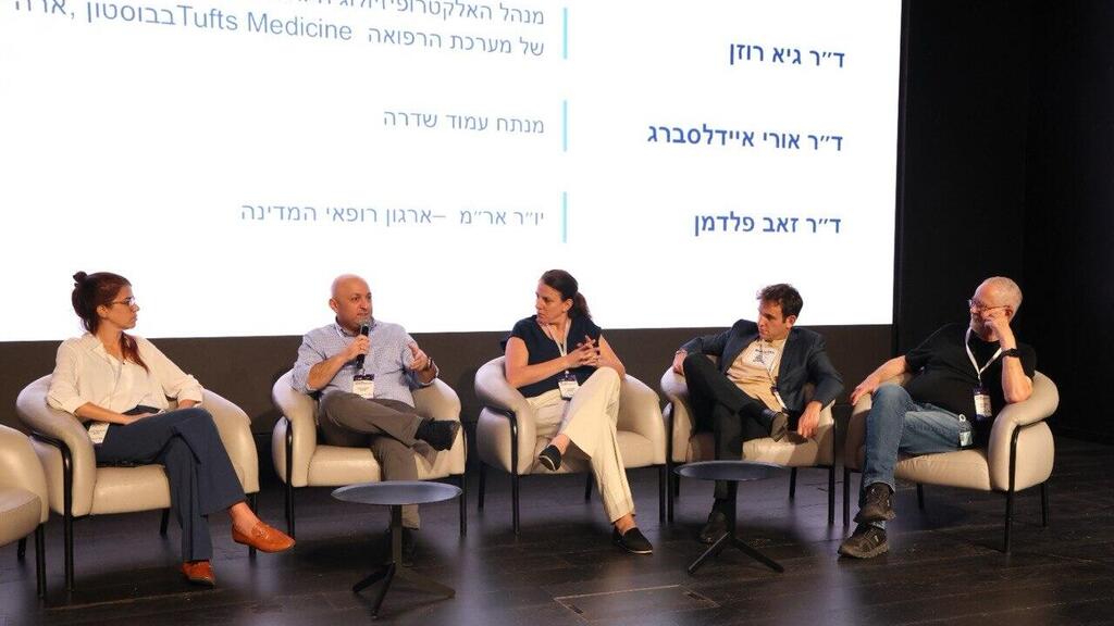 From the left: Dr. Inbar Nardi Agmon, Dr. Guy Rozen, Dr. Einat Engel-Haber, Dr. Uri Hadelsberg and Ze'ev Feldman (Photo: Sheba Medical Center) מימין: ד"ר זאב פלדמן, ד"ר אורי איידלסברג, ד"ר עינת אנגל-הבר, ד"ר גיא רוזן וד"ר ענבר נרדי אגמון