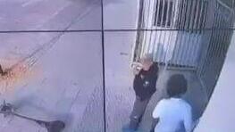 תיעוד חטיפת הנשק מהמאבטח בגבעת שמואל