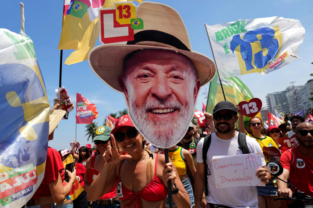 Photo: AP Photo/Silvia Izquierdo ברזיל בחירות נשיאות עצרת סיום של תומכי לואיז אינסיו לולה דה סילבה ריו דה ז'ניירו חוף קופקבנה