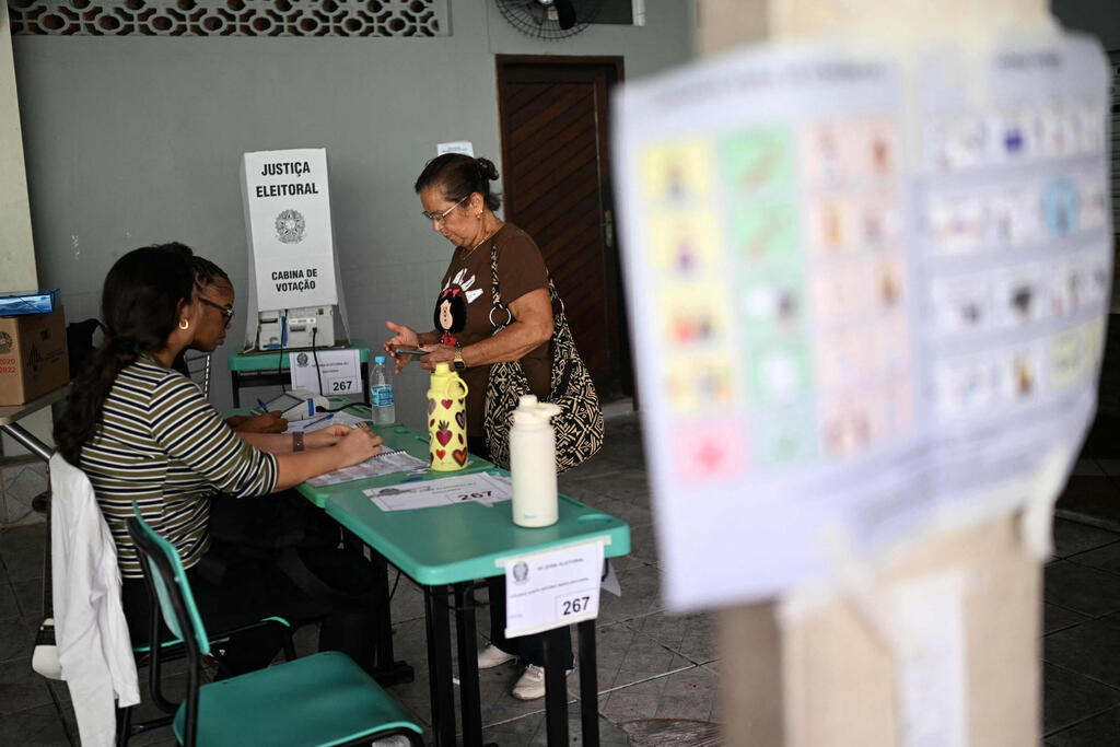 At a polling station in Rio de Janeiro (Photo: MAURO PIMENTEL / AFP) ברזיל בחירות קלפי ריו דה ז'ניירו