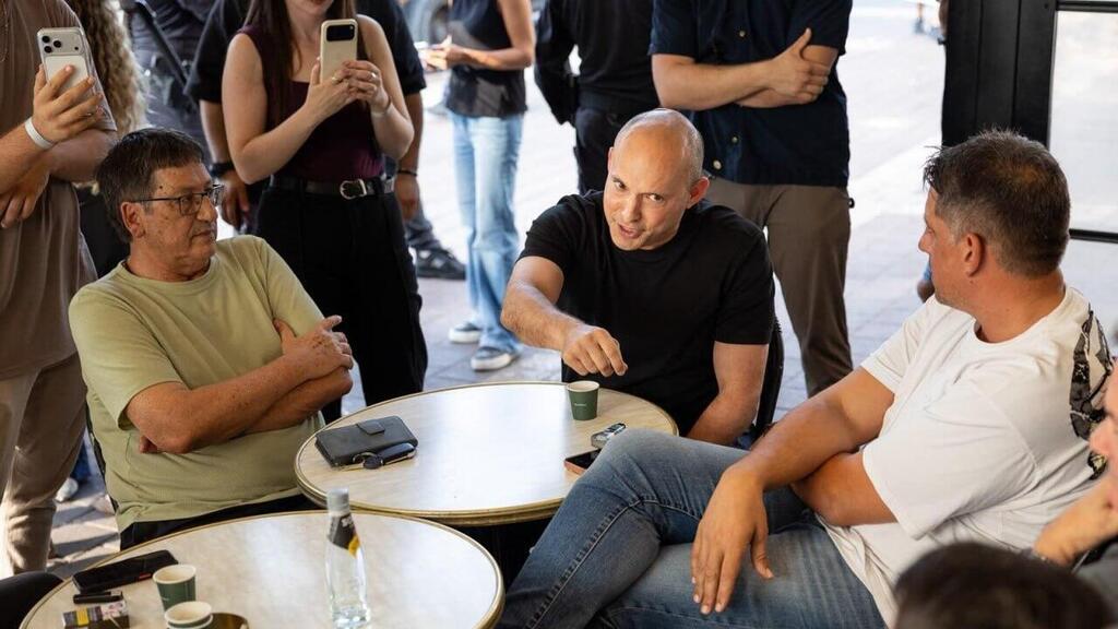 Naftali Bennett at one of his public discussion sessions (Photo: Itay Shaked) הפרלמנט של בנט