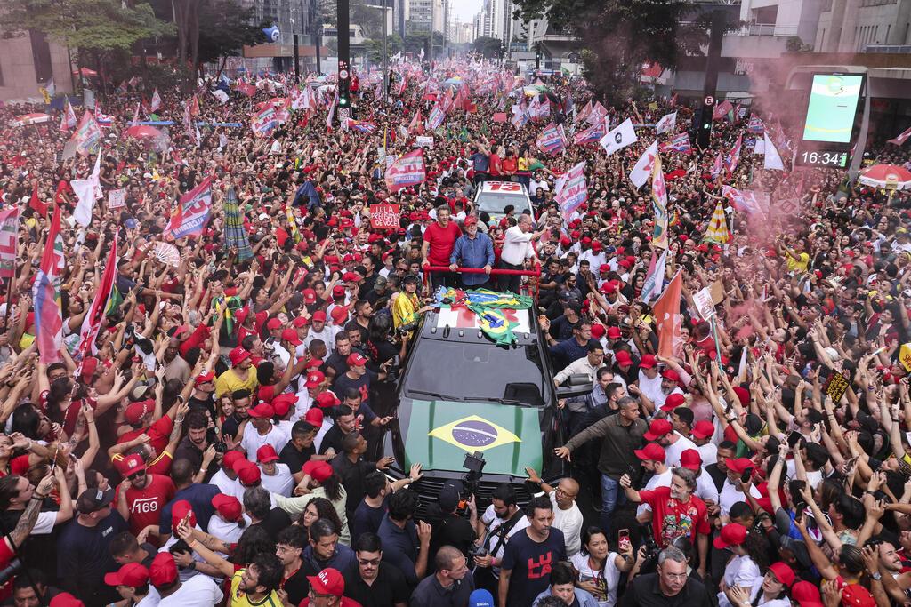 Lula rides through a crowd of tens of thousands of supporters in São Paulo on Saturday (Photo: Alexandre Schneider/Getty Images) ברזיל בחירות נשיאות עצרת סיום של תומכי לואיז אינסיו לולה דה סילבה סאו פאולו