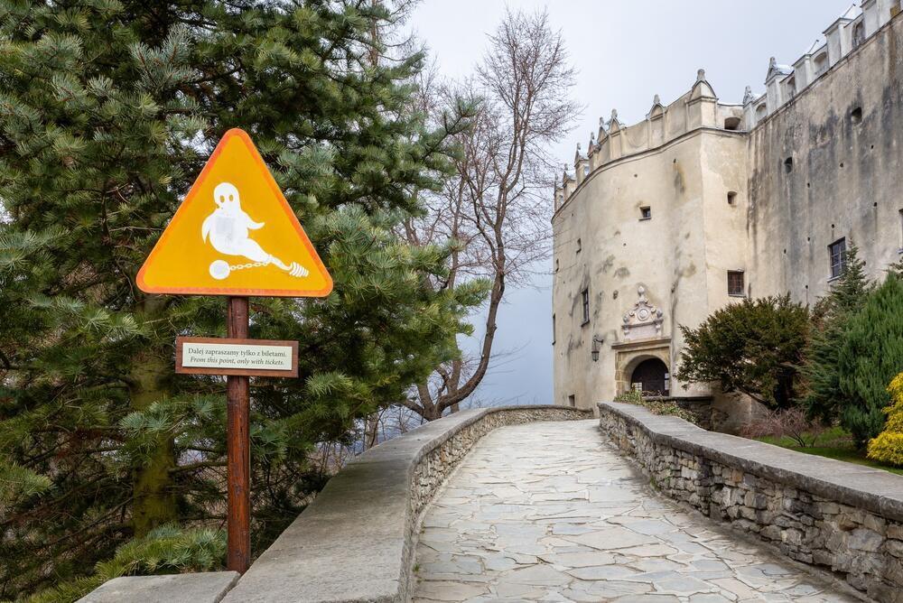 Beware of ghosts: A warning sign along the path to Niedzica Castle in Poland (Photo: shutterstock / Aleksandra Tokarz Similar) זהירות, רוחות רפאים: שלט בשביל המוביל לטירת נידז'יצה בפולין
