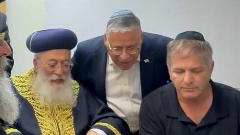 נתניהו וקיש מדברים עם הרב חיים יוסף דוד אברג'ל החשוד בעבירות מין