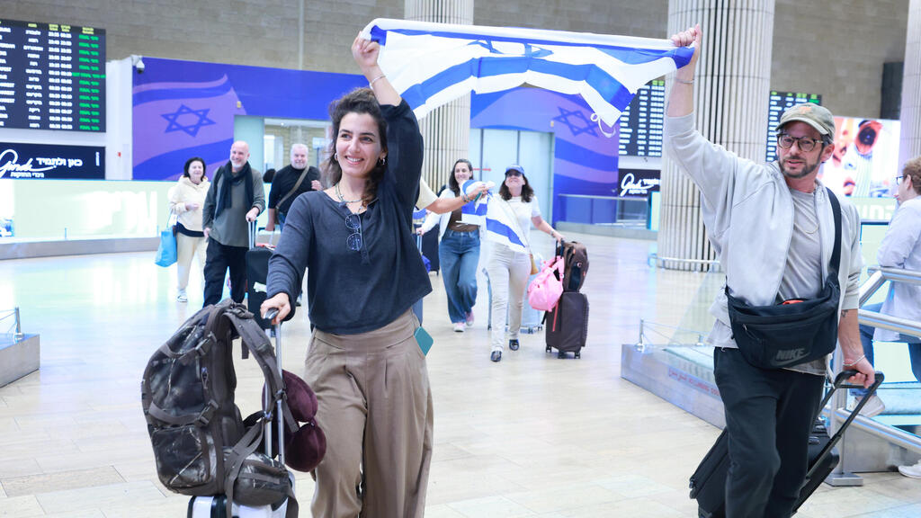 Israelis arriving at Ben Gurion Airport from Portugal to vote in Tuesday's Knesset election (Photo: Dana Kopel) הנוחתים בנתבג שבאו להצביע