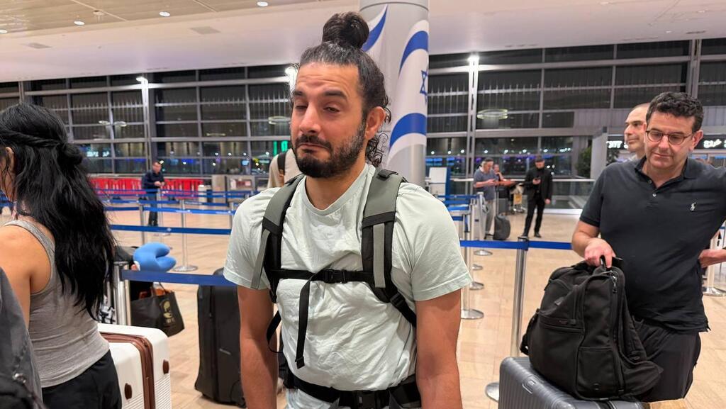 Aviv, an Israeli resident living in London and returning home without voting in the 2026 elections (Photo: Roy Rubinstein) אביב, תושב ישראלי שמתגורר בלונדון וחוזר לביתו מבלי להצביע בבחירות 2026