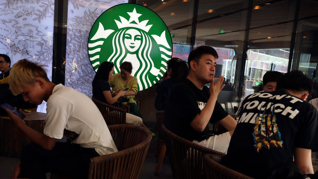 Customers at a Starbucks branch in China, where new seating restrictions have drawn widespread support (Photo: Ng Han Guan / AP) לקוחות בסניף סטארבאקס בסין