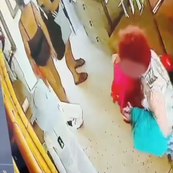 תיעוד: קבוצת ישראליות תועדו גונבות מתיקים באינדונזיה