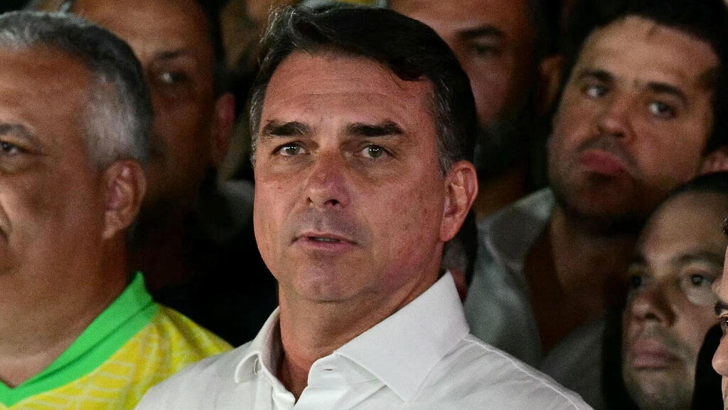 Brazilian Senator Flavio Bolsonaro (Photo: Pablo PORCIUNCULA / AFP) איש הימין פלאביו בולסונרו בנאום שבו סירב להכיר ב הפסדו ב בחירות ב ברזיל