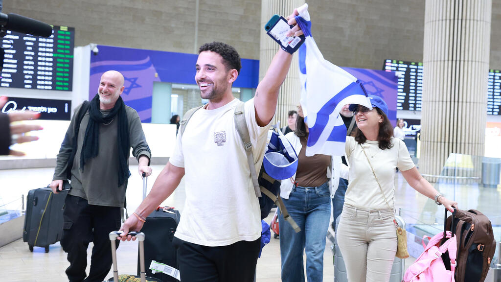 Passengers arriving from Lisbon and representatives of the Fly&Vote initiative welcoming them at Ben Gurion Airport (Photo: Dana Kopel) הנוחתים בנתבג שבאו להצביע