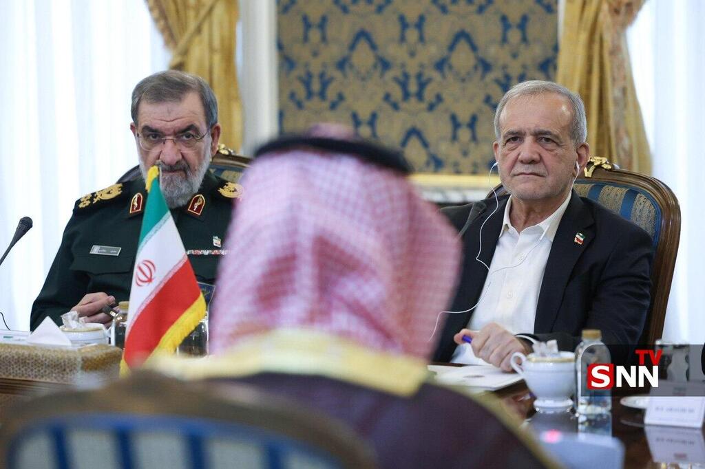 Iranian President Masoud Pezeshkian and Supreme National Security Council Secretary Mohsen Rezaei during the Tehran talks פגישת הבכירים מטורקיה, פקיסטן וסעודיה, שהגיעו לטהרן, עם הנשיא האיראני מסעוד פזשכיאן