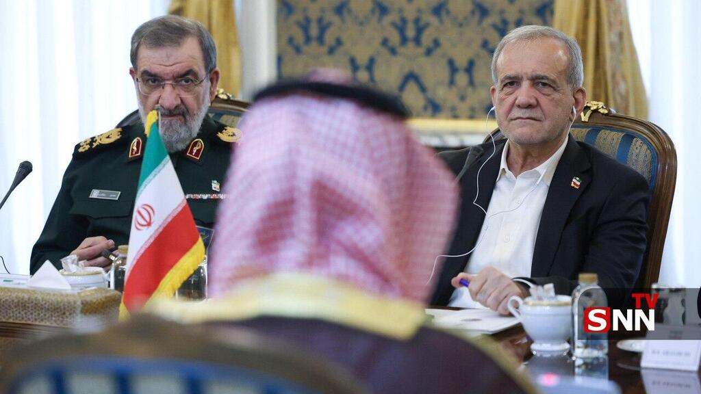 Iranian President Masoud Pezeshkian and Supreme National Security Council Secretary Mohsen Rezaei during the Tehran talks, where Iran's nuclear program was reportedly not discussed פגישת הבכירים מטורקיה, פקיסטן וסעודיה, שהגיעו לטהרן, עם הנשיא האיראני מסעוד פזשכיאן