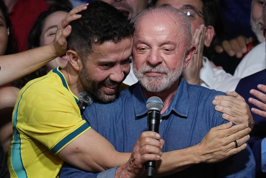 Incumbent and reelected President Lula da Silva (Photo: AP Photo/Andre Penner) נשיא ברזיל לולה דה סילבה חוגג את הניצחון שלו ב בחירות ב סאו פאולו