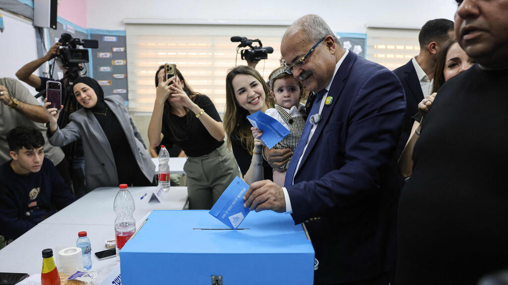 Joint List parliamentary faction chairman Ahmad Tibi (Photo: AHMAD GHARABLI / AFP) אחמד טיבי