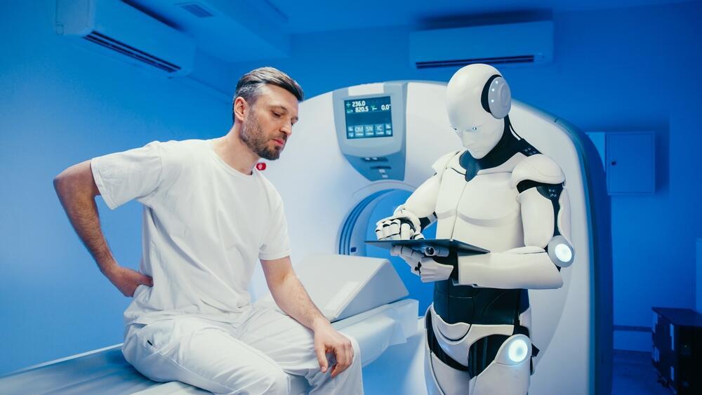 Humanoid instead of doctor? (Photo: shutterstock) רובוט דמוי אדם ליד מכשיר CT