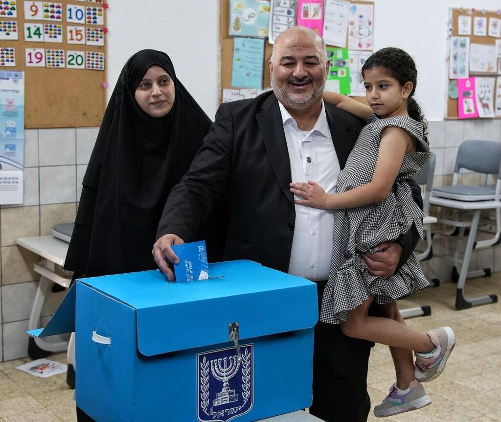 Ra'am party head Mansour Abbas votes (Photo: Effie Sharir) מנסור עבאס בקלפי הבחירות