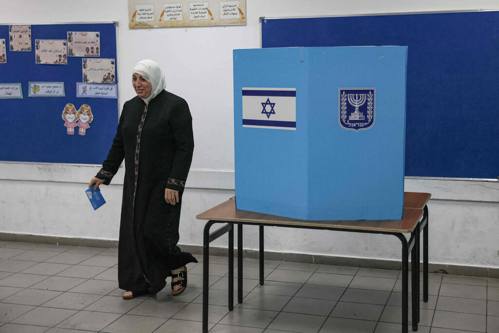 An Arab woman casts her ballot in Umm al-Fahm (Photo: AHMAD GHARABLI / AFP) מצביעים אום אל-פחם