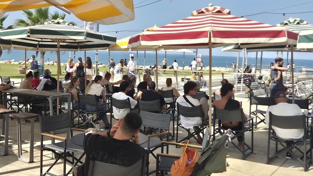 Tel Aviv's beaches and cafes on the election-day holiday for the 26th Knesset (Photo: Assaf Kamar) חוף הים ובתי הקפה בתל אביב ביום השבתון לבחירות לכנסת ה 26