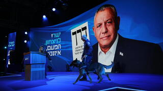 מאבטחים בודקים את בימת ישר!