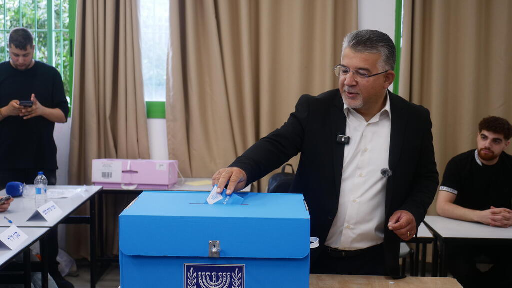 Hadash party head Yousef Jabareen casts his ballot on Tuesday morning (Photo: Yaron Sharon) יוסוף ג'אברין בחירות