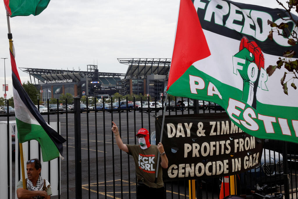 Pro-Palestinian protesters demonstrate near venue of Ed Sheeran's concert after rapper Macklemore was cut as opener (Photo: Eduardo Munoz/Reuters) Pro-Palestinian protesters demonstrate near the venue of pop star Ed Sheeran's concert after rapper Macklemore was cut from the musical lineup over his "free Palestine" remarks on stage