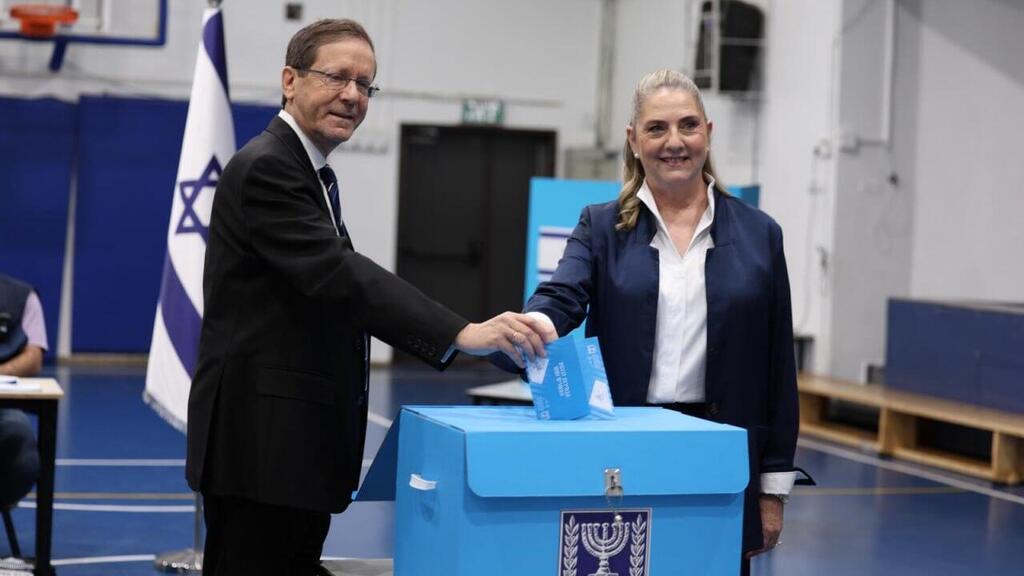 President Isaac Herzog and his wife, Michal, cast their ballots on Tuesday (Photo: Hillel Ben Or) נשיא המדינה יצחק הרצוג בקלפי