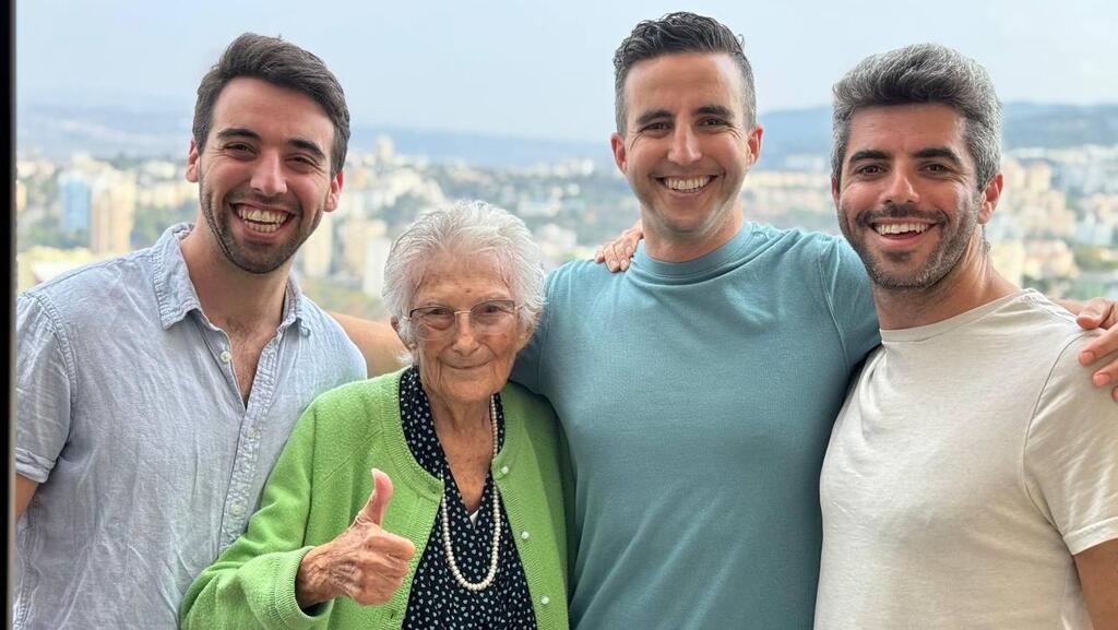 Ruth Karubi, 99, with her three grandsons, who traveled from the United States to vote alongside her in Haifa רות כרובי עם שלושת הנכדים שלה הגיעו מארה״ב כדי לממש את זכות ההצבעה