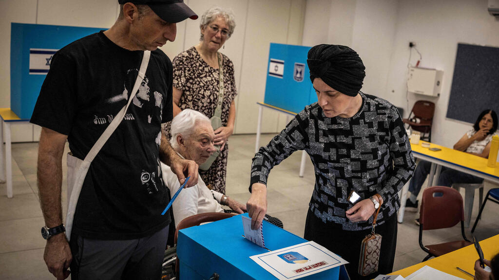 Voters in Jerusalem (Phoot: JOHN WESSELS / AFP) מצביעים בירושלים