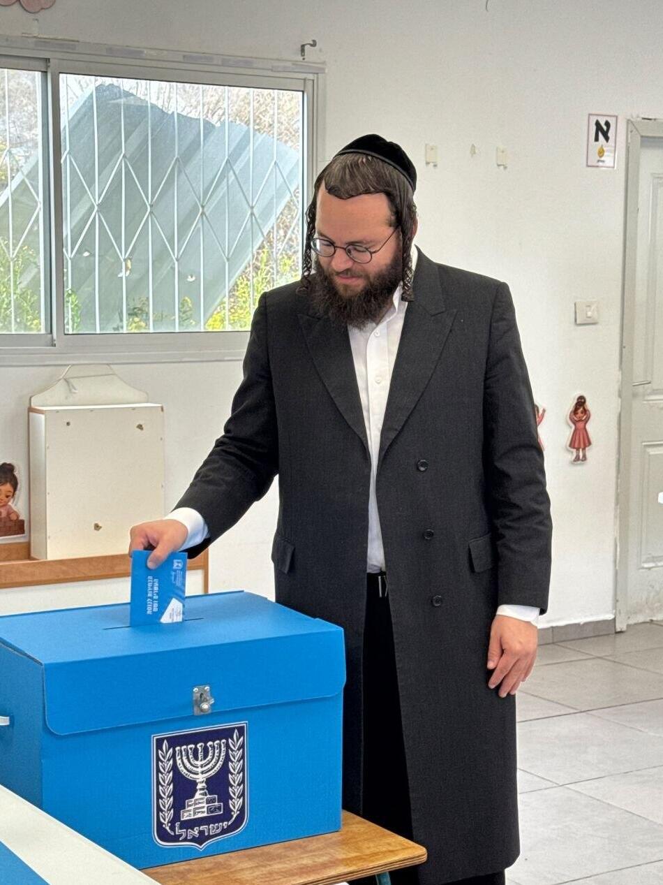 יו״ר מפלגת ״הציבור החרדי״, מוטי לייטנר, הצביע בדקות האחרונות בקלפי בעיר בית שמש