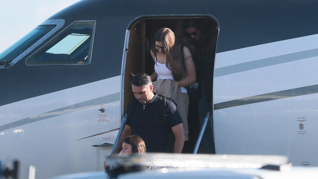 Flavio Bolsonaro and his family land in Miami (Photo: Joe Raedle / Getty Images North America/ AFP) פלאביו בולסונרו