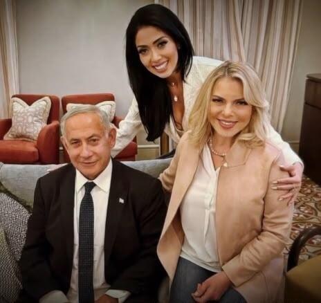 מעריצה את "החוכמה שלו ואת העמידה האיתנה שלו". ניקול ראידמן עם בני הזוג נתניהו (צילום מסך אינסטגרם) ניקול ראידמן עם בנימין ושרה נתניהו