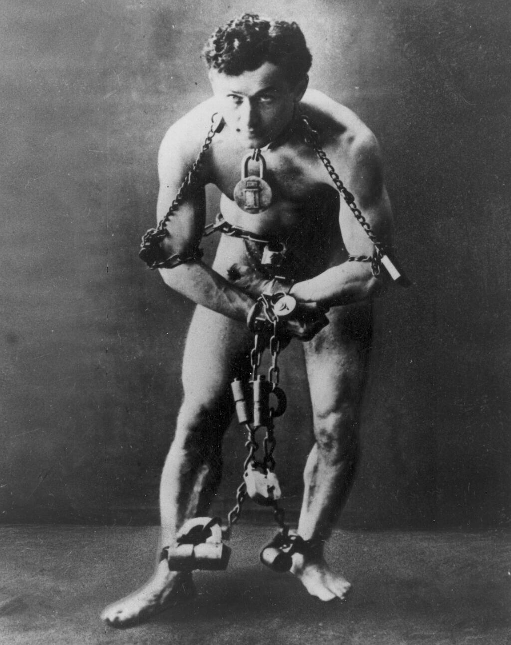 arry Houdini escaping from chains, 1899 (Photo: AP Photo) הארי הודיני הפגין יכולות להשתחרר משלשלאות בתמונה מ-1899