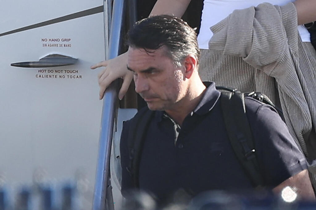 Flavio Bolsonaro gets off a plane in Miami (Photo: Ricardo Arduengo / AFP) פלאביו בולסונרו