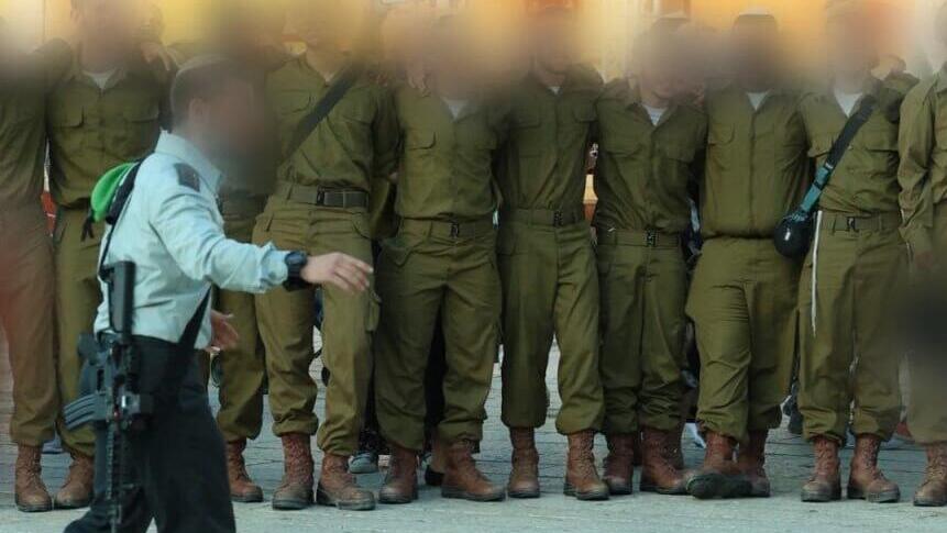 Capt. Y. and his troops at the Nahal Brigade's training base (Photo: IDF) מ"פ 932 בבא"ח סרן י'