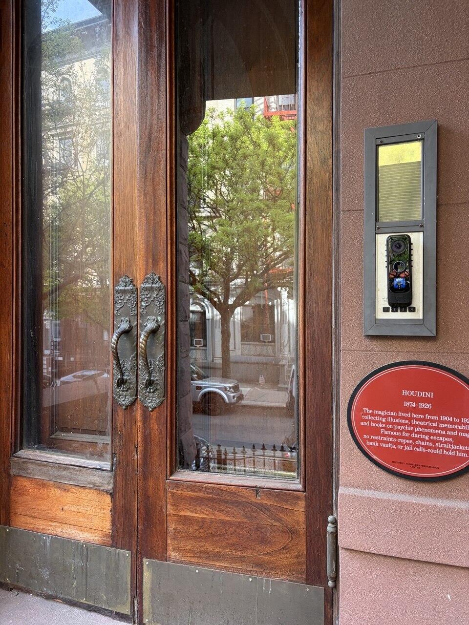 Houdini's Harlem home (Photo: Daniel Edelson) הבית של הארי הודיני בהארלם בניו יורק