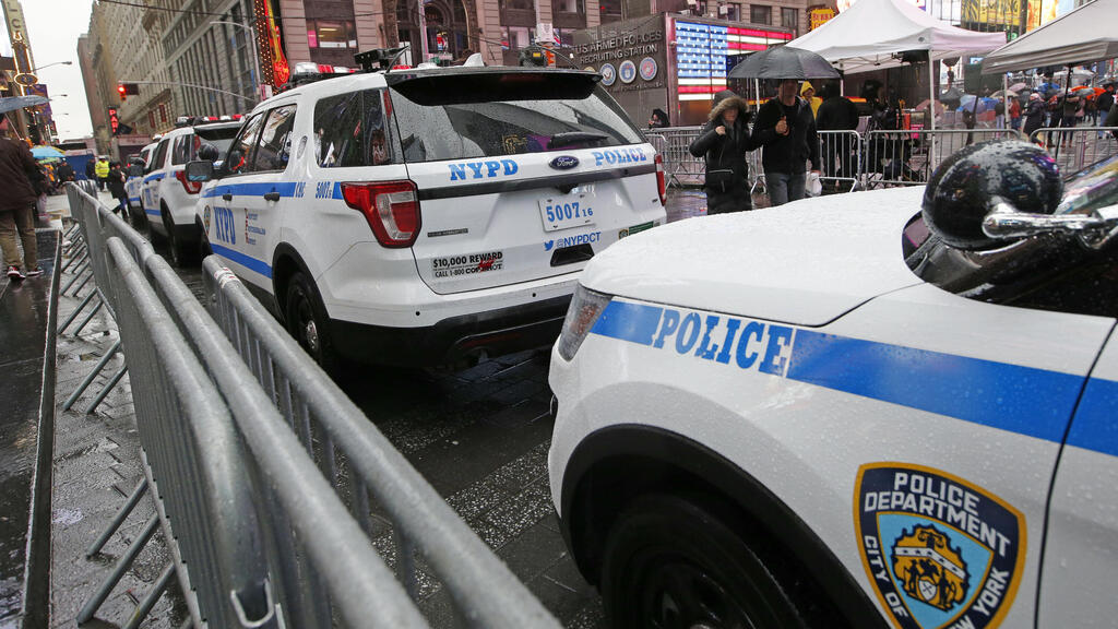 The NYPD says cellphone location tracking systems are already in use (Photo: Kathy Willens, File/AP) ניידות של משטרת ניו יורק