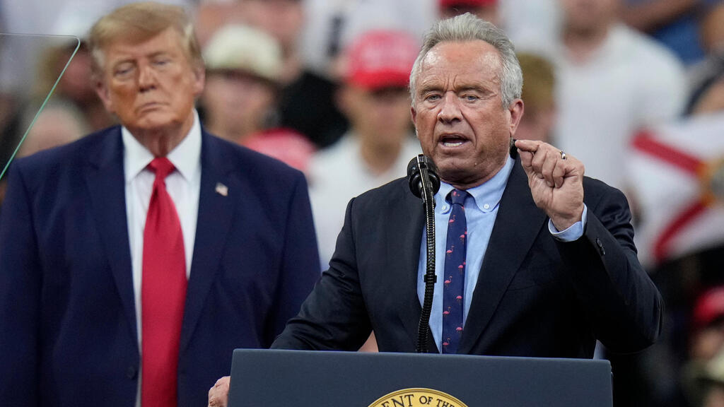US Secretary of Health and Human Services Robert F. Kennedy Jr. alongside US President Donald Trump during midterm campaign in Florida (Photo: Chris O'Meara/AP) שר הבריאות האמריקני רוברט פ. קנדי ג'וניור לצד נשיא ארה"ב דונלד טראמפ במהלך קמפיין בחירות האמצע בפלורידה